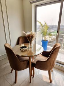 A seating area at Two-Bedroom Luxury Apartment, Zameen Opal