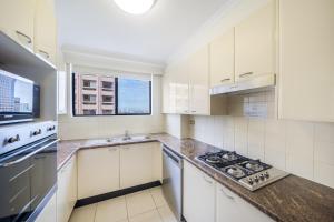 Majoituspaikan Oaks Sydney Castlereagh Suites keittiö tai keittotila