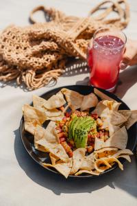 een bord met tortillachips en een drankje bij Bora Boutique - Adults Only in Puerto Escondido