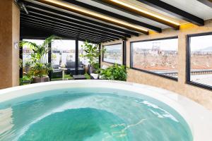 una grande piscina in una casa con finestre di Bo33 Hotel Family & Suites a Budapest