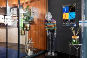 Una statua di manichino nella vetrina di un negozio. di Bo33 Hotel Family & Suites a Budapest