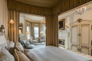 Кровать или кровати в номере The Chanler at Cliff Walk