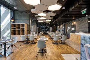 Un restaurante u otro lugar para comer en Sky Loft Hotel Kyiv by Rixwell International