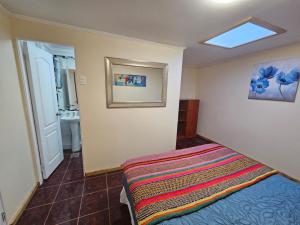 - une chambre avec un lit et une salle de bains pourvue d'un lavabo dans l'établissement Anka Lodge Quitor, à San Pedro de Atacama