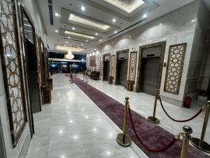 a hallway of a shopping mall with a red carpet at فندق الخلفاء الماسي in Makkah