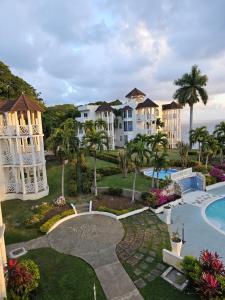 uma vista aérea de um resort com uma piscina em Blue Topaz em Ocho Rios