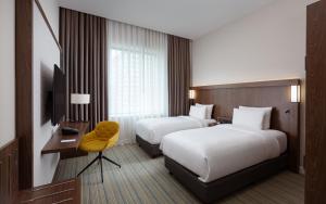 Ліжко або ліжка в номері Courtyard by Marriott Baku