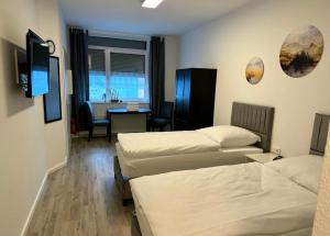 Motel de Winter - Motel - Apartmenthaus - Monteurzimmer में एक कमरे में एक या कई बेड