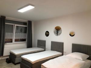 Motel de Winter - Motel - Apartmenthaus - Monteurzimmer में एक कमरे में एक या कई बेड