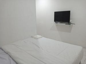 Capital O 93728 Guest House Cemara電視和／或娛樂中心