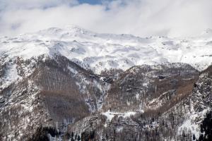 a mountain range with snow covered mountains in the distance at Residence Larice Bianco App n3 in Campodolcino