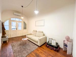 A seating area at Old Town apt. A/C and parking