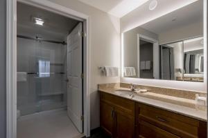 Bathroom sa Residence Inn by Marriott Halifax Downtown