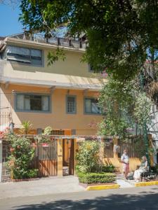 Chalet del Carmen, Coyoacán في مدينة ميكسيكو: رجل واقف امام مبنى