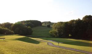 Blick auf einen Golfplatz mit Grün in der Unterkunft Ferienhof Uhudler-Arkaden in Stegersbach