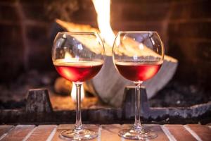 zwei Gläser Wein auf dem Tisch in der Unterkunft Tasia Mountain Hotel in Chania