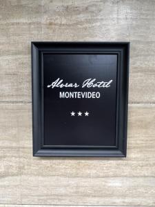 un marco negro colgando de una pared en Hotel Alvear, en Montevideo