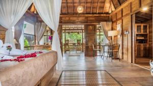 Гостиная зона в Kirani Joglo Villa Bali by Mahaputra