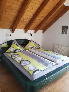 Cama ou camas em um quarto em Gemütliche Ferienwohnung im schönen Erzgebirge - Wohnung Frühling