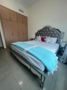 Cama ou camas em um quarto em F22,R2 Sea&city view room in three bedroom apartment, separate bath outside