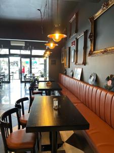 un restaurant avec des tables, des chaises et un banc dans l'établissement Lolo Hotel Boutique, à Mar del Plata