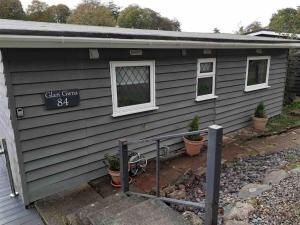 dom z napisem na boku w obiekcie Lakeside Cabin, Caernarfon North Wales w mieście Caeathro