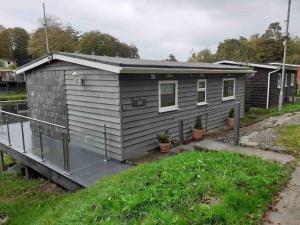 miniaturowy domek na przystani w ogrodzie w obiekcie Lakeside Cabin, Caernarfon North Wales w mieście Caeathro