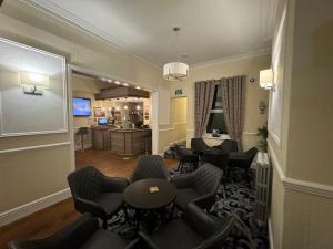 TV at/o entertainment center sa Winchmore Hotel