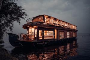 アレッピーにあるVictoria Houseboatsの水上に座る舟