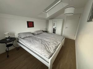 Una cama o camas en una habitación de Apartmaji Čepon