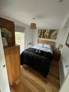 Schlafzimmer mit einem Bett und einem Fenster in der Unterkunft North Wales Lake View 2 Bedroom in Caernarfon