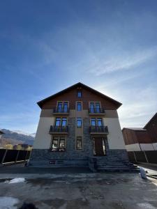 un grande edificio con molte finestre di Dani Lux Apartments a Bakuriani