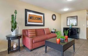 A seating area at Extended Stay America Suites - Fort Wayne - North