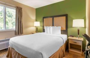 Rúm í herbergi á Extended Stay America Suites - Cleveland - Great Northern Mall