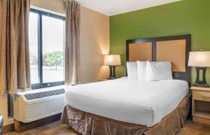 Posteľ alebo postele v izbe v ubytovaní Extended Stay America Select Suites - Detroit - Warren