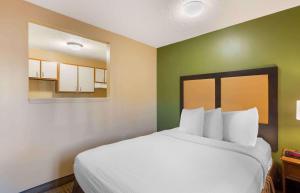 Posteľ alebo postele v izbe v ubytovaní Extended Stay America Select Suites - Detroit - Warren