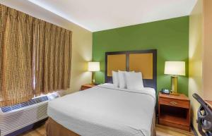 Extended Stay America Select Suites - Richmond - Innsbrook में एक कमरे में एक या कई बेड