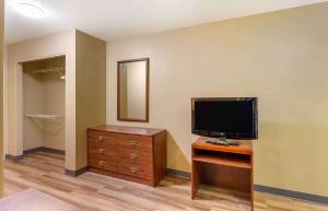 Extended Stay America Select Suites - Richmond - Innsbrook में टेलीविजन और/या मनोरंजन केंद्र