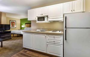 Кухня или кухненски бокс в Extended Stay America Suites - Phoenix - Biltmore