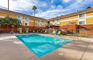 Басейн в или близо до Extended Stay America Suites - Phoenix - Biltmore