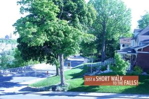 un cartello che dice solo una breve passeggiata fino alle cascate di Peaceful Residence on Palmer Ave - Close to the Falls a Niagara Falls