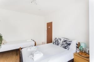 เตียงในห้องที่ Wood Green Budget Rooms - Next to Mall & Metro Station - 10 Min to City Center