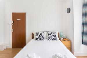 เตียงในห้องที่ Wood Green Budget Rooms - Next to Mall & Metro Station - 10 Min to City Center