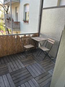 balkon ze stołem i 2 krzesłami w budynku w obiekcie dreams Düsseldorf w mieście Düsseldorf