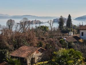 mit Blick auf die Stadt und das Wasser in der Unterkunft APPARTAMENTO CHRISTINA in Baveno