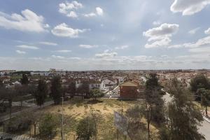 - Vistas a una ciudad con casas y árboles en Apartamento EL MIRADOR, recepción 24 h, piscina, wifi y parking interior, en Bormujos