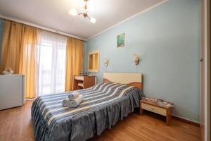 um quarto com uma cama com um cobertor listrado em готель Моряк em Chornomorsk