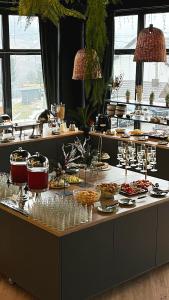 un buffet con molto cibo su un tavolo di Phoenix Relax Park a Bukovel