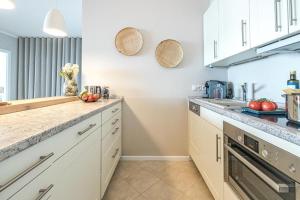 Una cocina o kitchenette en Premium Ferienwohnung mit Meerblick