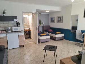 O bucătărie sau chicinetă la Csever Apartman